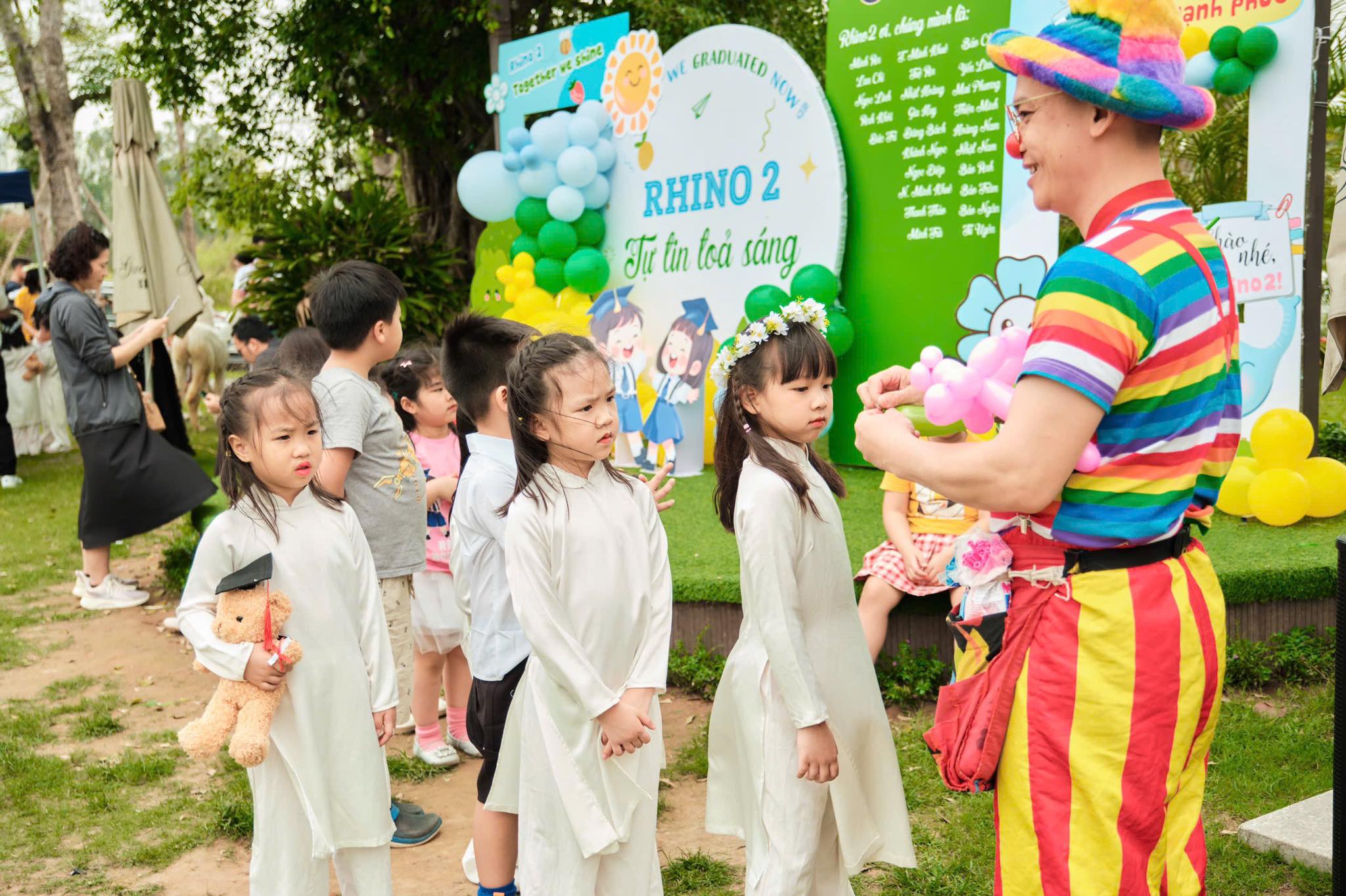 Chú hề vặn bóng ở Hoàn Kiếm 0911691080